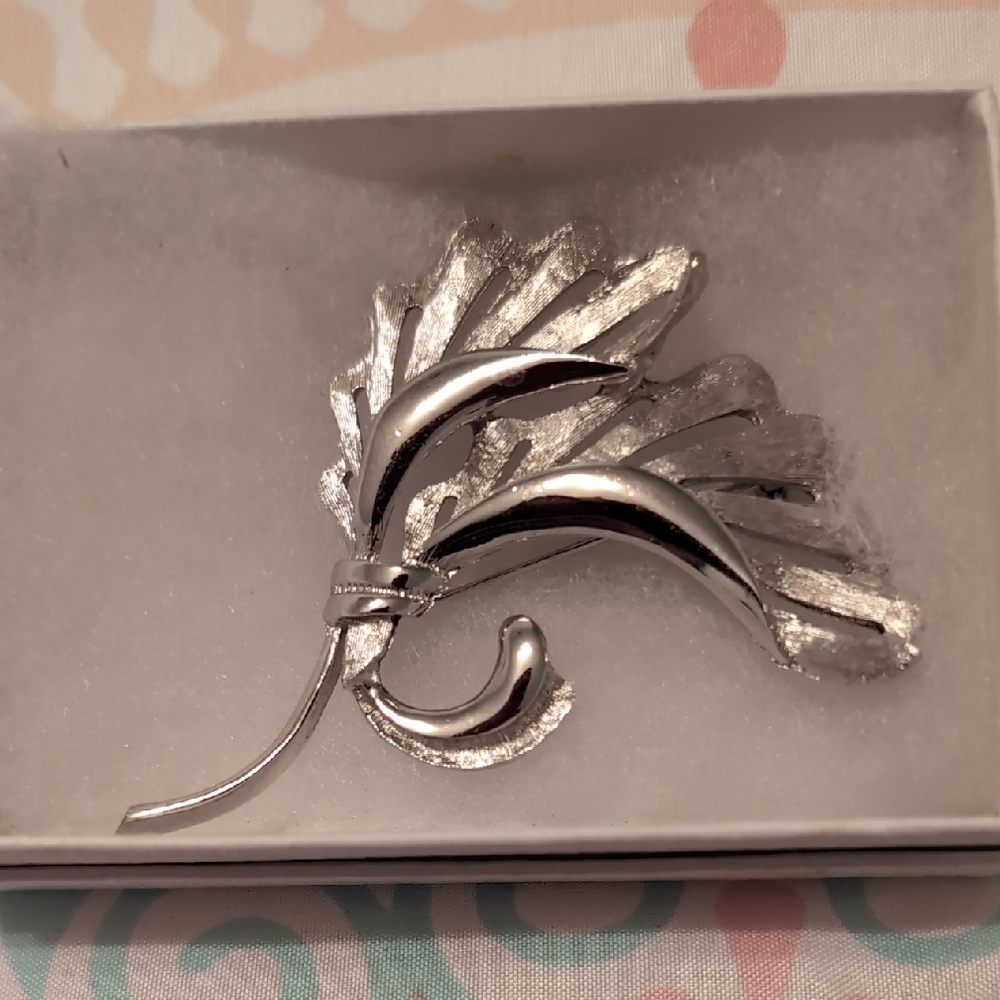 Silver Vintage Leaf Design Brooch
